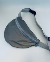 Lade das Bild in den Galerie-Viewer, *NEU* Schimmer Bumbag, MINI
