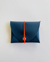 Lade das Bild in den Galerie-Viewer, Mini Geldbeutel Dunkelblau, minimalistisch, Gummiband Neonorange
