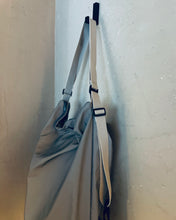 Lade das Bild in den Galerie-Viewer, *NEU* NADINE Rucksacktasche | reflektiert | minimalist
