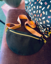 Lade das Bild in den Galerie-Viewer, *NEU* BIBI BUMBAG – elegant schwarze Bauchtasche
