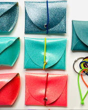 Lade das Bild in den Galerie-Viewer, Mini Geldbeutel, minimalistisch, Mintgrün Glitzer, Gummi rot
