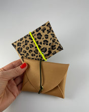 Lade das Bild in den Galerie-Viewer, SOPHIA Mini Geldbeutel Leomuster Braun kompakt, Gummi Neongelb
