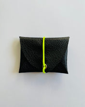 Lade das Bild in den Galerie-Viewer, Mini Geldbeutel, Schwarz, Minimalistisch, Gummiband Neon Gelb
