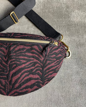 Lade das Bild in den Galerie-Viewer, *NEU* AVA BUMBAG – Stylische Bauchtasche mit Animal-Print &amp; Goldakzenten | limitiert
