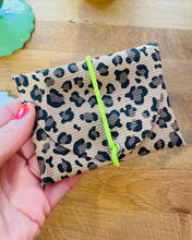 Lade das Bild in den Galerie-Viewer, SOPHIA Mini Geldbeutel Leomuster Braun kompakt, Gummi Neongelb
