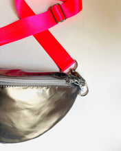 Lade das Bild in den Galerie-Viewer, ELFI Bauchtasche glatter silberner Stoff regen- und schmutzabweisend
