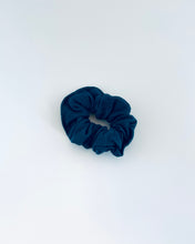 Lade das Bild in den Galerie-Viewer, DOROTHEA Scrunchie
