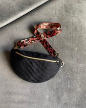 Lade das Bild in den Galerie-Viewer, *NEU* BIBI BUMBAG – elegant schwarze Bauchtasche
