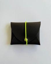 Lade das Bild in den Galerie-Viewer, Mini Geldbeutel, minimalistisch, vegan, braun schwarz, Gummiband Neongelb
