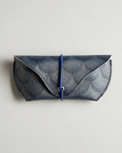 Lade das Bild in den Galerie-Viewer, ARELIE Brillenetui Muschelmuster
