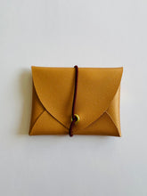 Lade das Bild in den Galerie-Viewer, MiniGeldbeutel, Beige, minimalistisch, ein Fach, Gummiband Weinrot
