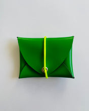 Lade das Bild in den Galerie-Viewer, MiniGeldbeutel, Grasgrün, Minimalistisch, Gummiband Gelb
