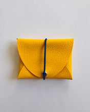 Lade das Bild in den Galerie-Viewer, Mini Geldbeutel Sonnengelb, minimalistisch, Mix &amp; Match, Gummiband Blau
