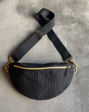 Lade das Bild in den Galerie-Viewer, *NEU* BIBI BUMBAG – elegant schwarze Bauchtasche
