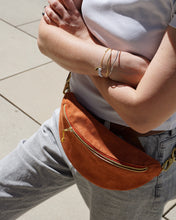 Lade das Bild in den Galerie-Viewer, Wildleder Imitat braun, Curry, Rotbraun, Bauchtasche
