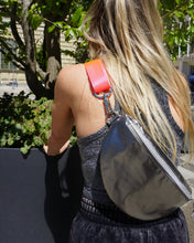 Lade das Bild in den Galerie-Viewer, Elfi Bauchtasche Silber
