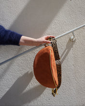 Lade das Bild in den Galerie-Viewer, Wildleder Imitat braun, Curry, Rotbraun, Bauchtasche
