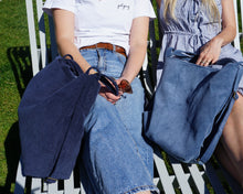 Lade das Bild in den Galerie-Viewer, ANNEROSE 3-in-1 Rucksacktasche aus dunkelblauen Cord mit verstellbaren Gurten

