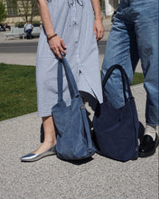 Lade das Bild in den Galerie-Viewer, ANNEROSE 3-in-1 Rucksacktasche aus dunkelblauen Cord mit verstellbaren Gurten

