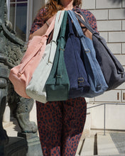 Lade das Bild in den Galerie-Viewer, 3-in-1 Rucksacktasche aus  Cord mit verstellbaren Gurten
