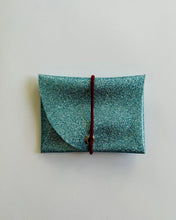 Lade das Bild in den Galerie-Viewer, Mini Geldbeutel Blau Glitzer minimalistisch kompakt, minimalistisch, Gummiband Weinrot
