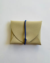 Lade das Bild in den Galerie-Viewer, Mini Geldbeutel, Sand, Gummiband Blau, minimalistisch
