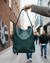 Lade das Bild in den Galerie-Viewer, MAREIKE 3-in-1 Rucksacktasche aus schwarzem Lederimitat mit verstellbaren Gurten
