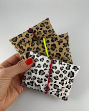 Lade das Bild in den Galerie-Viewer, Mini Geldbeutel Leomuster Weiß &amp; braun kompakt, Gummi Rot, Neongelb, Weinrot
