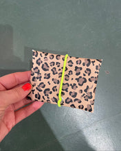 Lade das Bild in den Galerie-Viewer, SOPHIA Mini Geldbeutel Leomuster Braun kompakt, Gummi Neongelb
