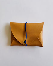 Lade das Bild in den Galerie-Viewer, MiniGeldbeutel, Beige, minimalistisch, ein Fach, Gummiband Blau
