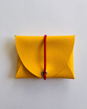 Lade das Bild in den Galerie-Viewer, Mini Geldbeutel Sonnengelb, minimalistisch, Mix &amp; Match, Gummiband Rot
