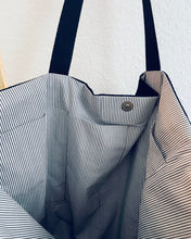 Lade das Bild in den Galerie-Viewer, BIBI Shopper schwarz mit fein gefaltetem Öko-Tex Baumwollstoff
