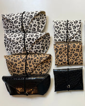 Lade das Bild in den Galerie-Viewer, Mini Geldbeutel Leomuster Weiß  &amp; Braun kompakt, Gummi Schwarz, Minimalistisch
