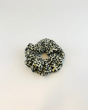 Lade das Bild in den Galerie-Viewer, KATHL Scrunchie
