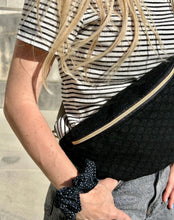 Lade das Bild in den Galerie-Viewer, *NEU* Bauchtasche – Punkte Schwarz
