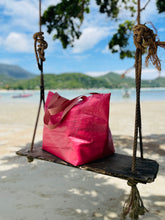 Lade das Bild in den Galerie-Viewer, *NEU* Beach Bag – Pink Segelstoff
