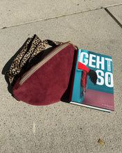 Lade das Bild in den Galerie-Viewer, *NEU* Cathrin Bauchtasche – Feincord Kupfer
