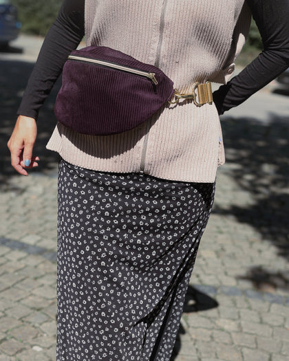 HANNAH Bauchtasche – Samt-Cord Aubergine